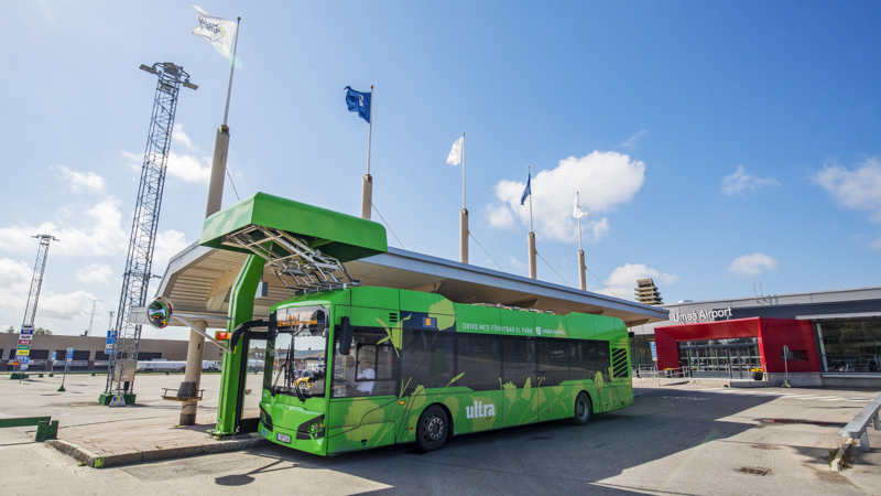 Elbuss som laddar vid hållplatsen på Umeå airport